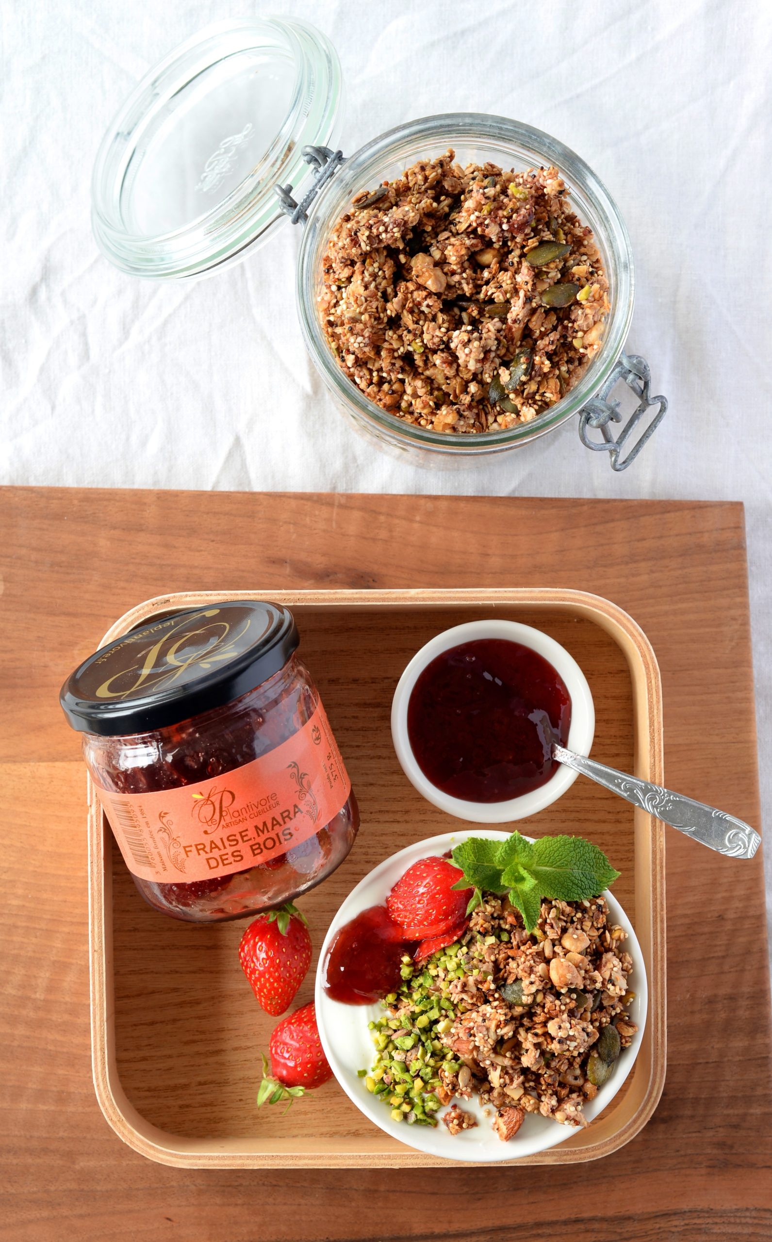 Bowl (bol) petit-déjeuner au Granola maison à la confiture de Fraise Mara des Bois, yaourt de brebis et fraises