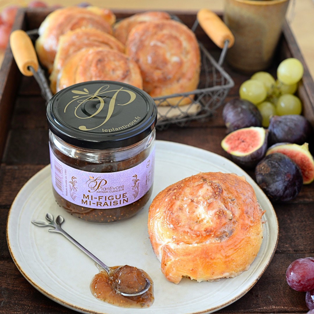 Brioches roulées à la confiture Mi-Figue-Mi-Raisin, glaçage au fromage frais et Cannelle