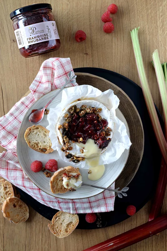 Camembert rôti à la confiture de framboise-rhubarbe, chips de pain et granola aux graines