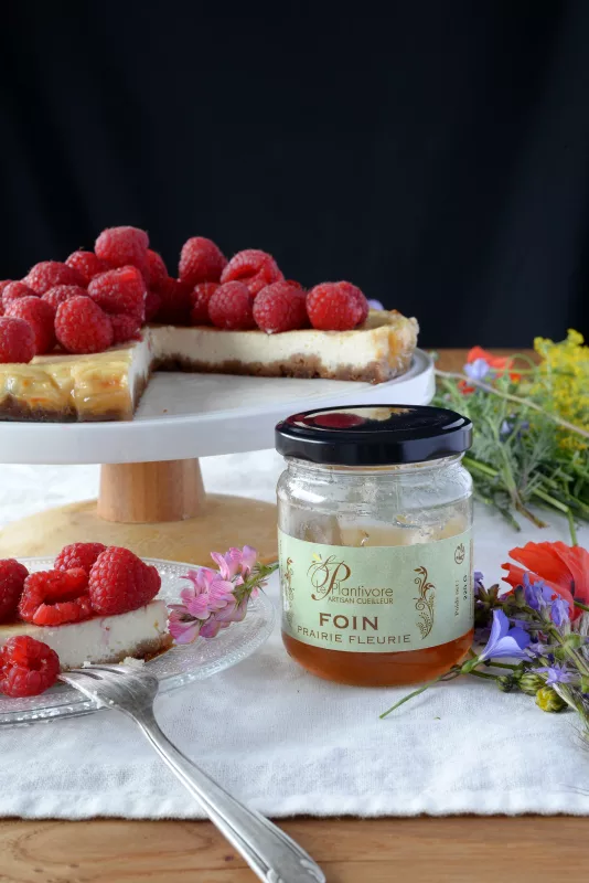 Cheese-cake à la gelée de foin et framboises sauvages