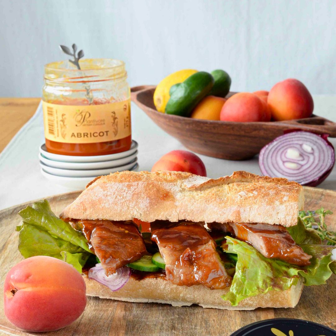 Sandwich aux côtes de porc marinées à la confiture d’Abricot, thym & citron