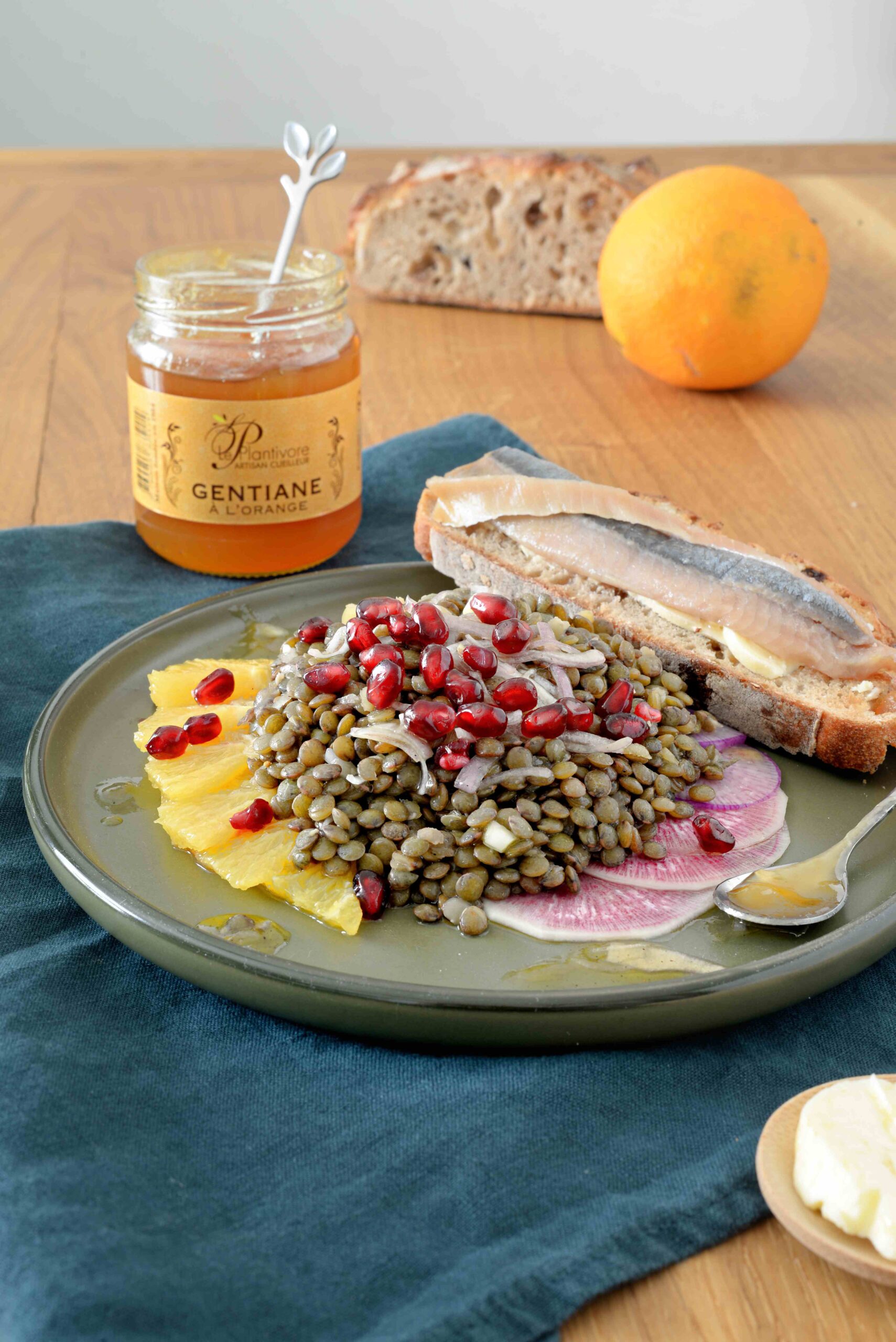 Salade de lentilles, hareng fumé et Vinaigrette et Tartine de gelée d&rsquo;Orange et Gentiane