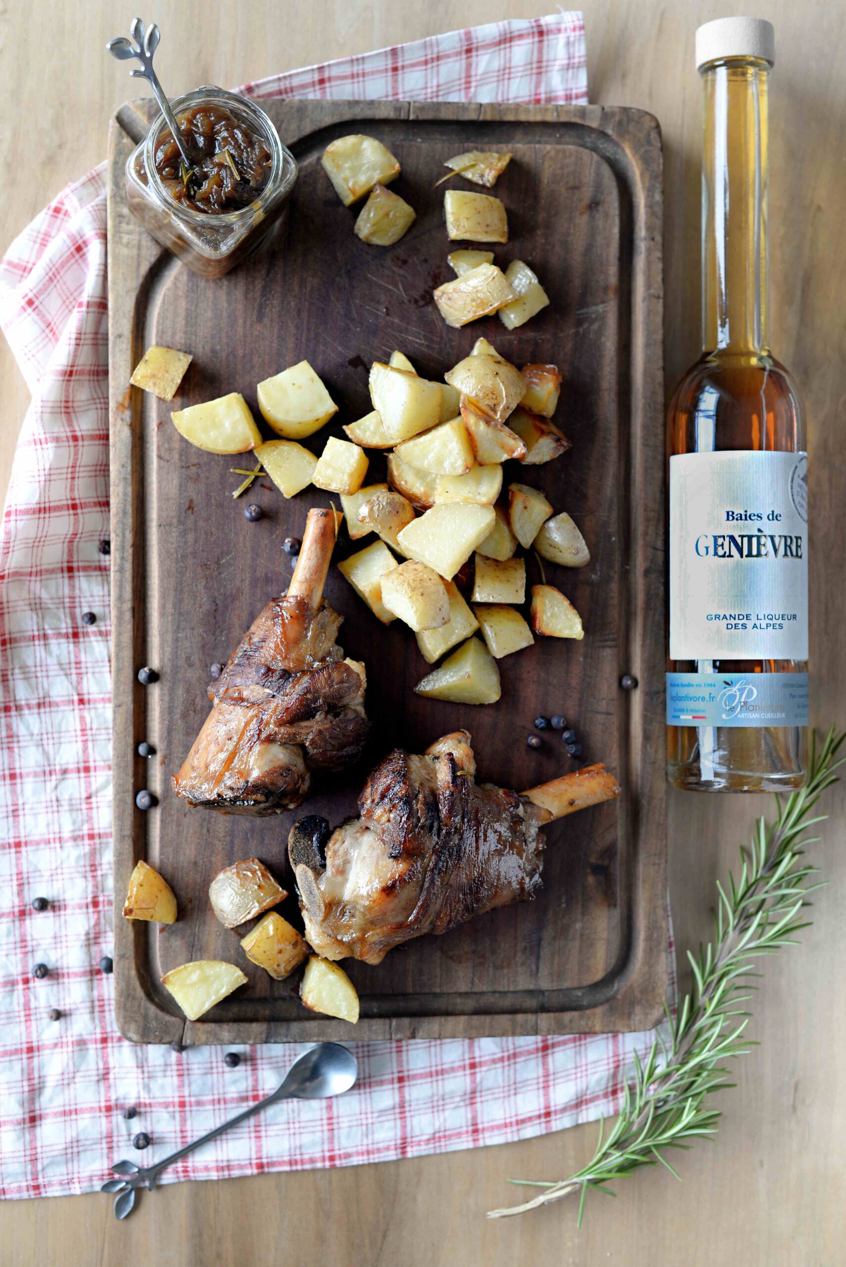 Souris d&rsquo;agneau confite à la Liqueur de Baies de Genièvre Pommes de terre rôties au Romarin